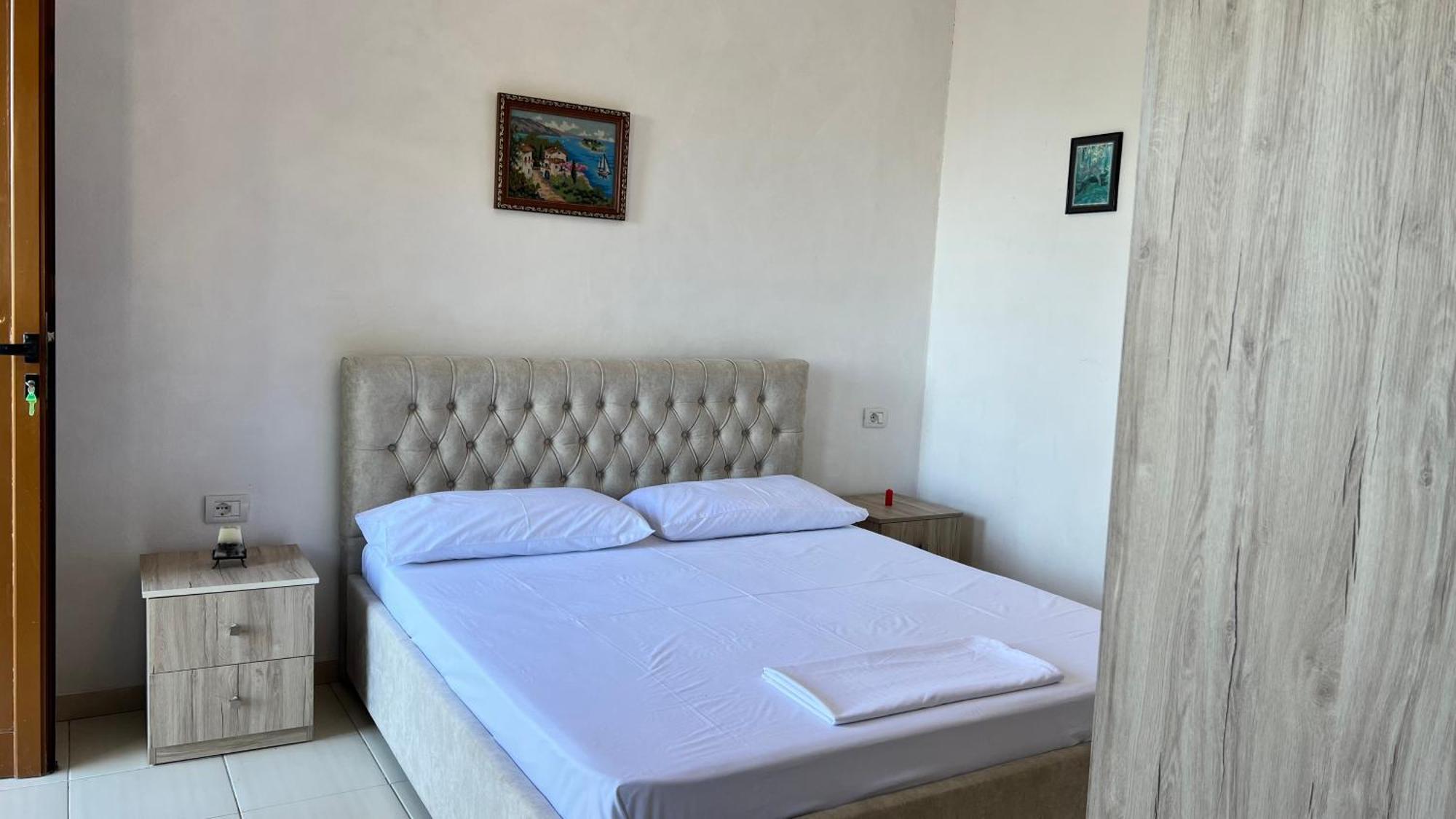 Markev Apartments Vlorë Esterno foto